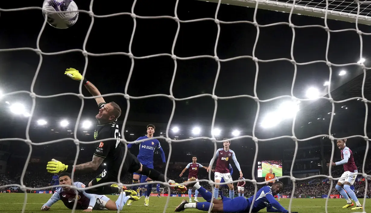 Bek Chelsea Axel Disasi (tengah) mencetak gol ketiga timnya ke gawang Aston Villa sebelum dianulir karena pelanggaran melalui VAR dalam laga pekan ke-35 Premier League 2023/2024 yang digelar di Villa Park, Minggu (28/4/2024) dini hari WIB. (Nick Potts/PA via AP)