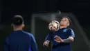 Gelandang Argentina, Enzo Fernandez mengontrol bola saat sesi latihan di Doha, Qatar, Senin, 12 Desember 2022. Argentina akan bertanding melawan Kroasia memperebutkan tiket final Piala Dunia 2022 di Stadion Lusail Iconic Qatar, Rabu (14/12/2022) mulai pukul 02.00 WIB. (AP Photo/Natacha Pisarenko)
