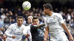 Pemain Real Madrid, Cristiano Ronaldo (kiri) berusaha menyundul bola dari hadangan pemain Celta de Vigo pada lanjutan La Liga Spanyol di Stadion Santiago Bernabeu , Madrid, Sabtu (5/3/2016). (AFP/Gerard Julien)