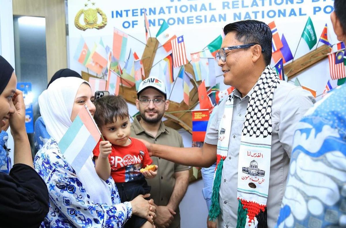 Potret Irjen Krishna Murti Bertemu Anak-Anak Palestina,