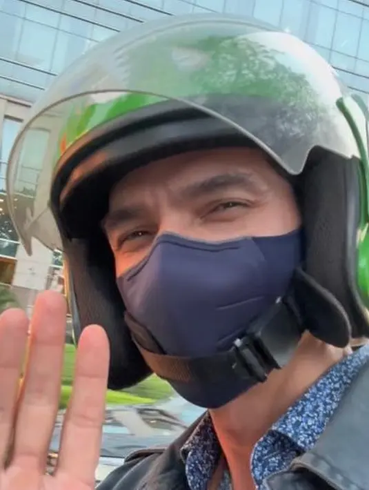 <p>Kerap naik kendaraan umum, artis senior berusia 45 tahun itu bahkan kerap dicap miskin oleh netizen. Melalui unggahan di akun instagramnya, Adrian beberapa kali membagikan rincian biaya perjalanan dari rumah ke kantor. [Instagram/adrianmaulana]</p>