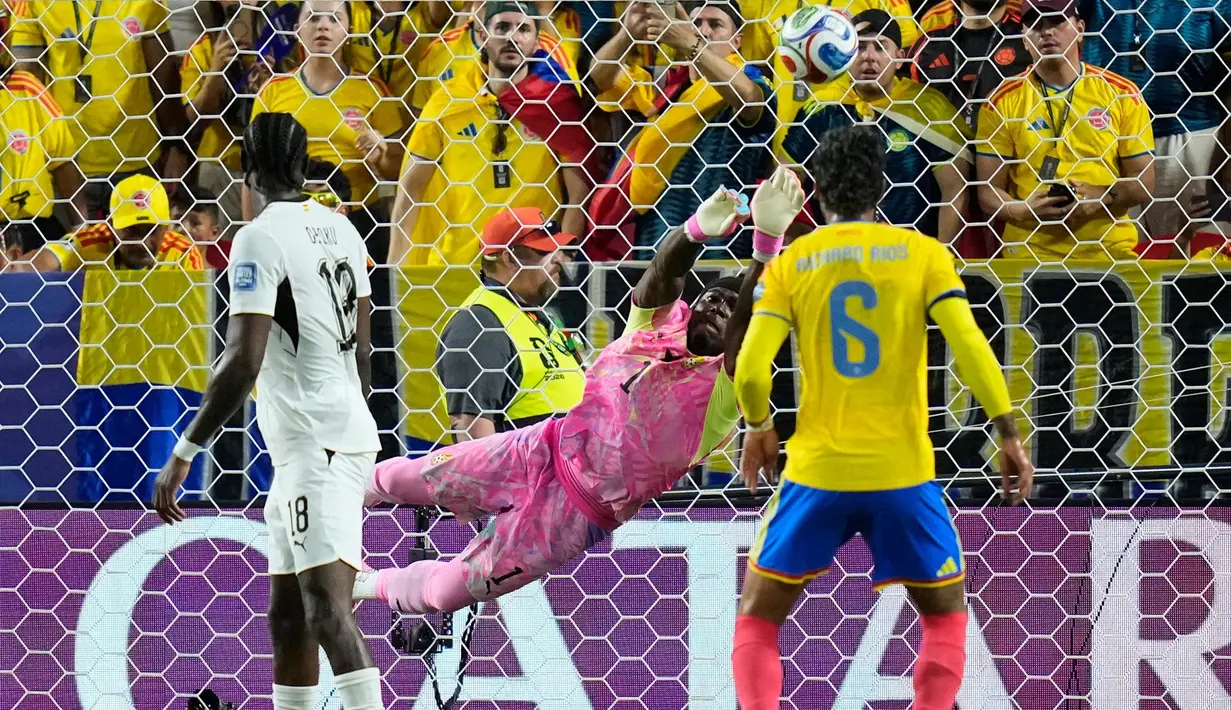 Kiper Ghana Lawrence Ati-Zigi melakukan penyelamatan selama pertandingan sepak bola babak 32 Piala Dunia antara Kolombia dan Ghana di Kansas City, Mo, Jumat (03/07/2026). (AP Photo/John Locher)