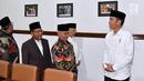 Presiden Joko Widodo atau Jokowi (kanan) saat berkunjung ke Kantor Majelis Ulama Indonesia (MUI) Jawa Barat, Selasa (17/4). Lawatan ini dilakukan dalam kunjungan kerjanya ke Jawa Barat. (Liputan6/Pool/Biro Pers Setpres)