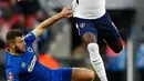 Pemain Tottenham Hotspur, Moussa Sissoko dan bek Wimbledon, Jonathan Meades berebut bola pada pertandingan putaran ketiga FA Cup di Stadion Wembley, Minggu (7/1). Tottenham Hotspur menyarangkan tiga gol tanpa balas ke gawang Wimbledon. (Adrian DENNIS/AFP)