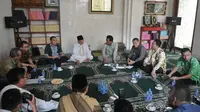 DPP PPP kubu Romahurmuzy saat mendatangi kediaman mantan Wapres, Hamzah Haz (ketiga kiri) di kawasan Kuningan, Jakarta, Selasa (7/4/2015). Pertemuan dihadiri para petinggi partai tersebut dan berlangsung tertutup. (Liputan6.com/Johan Tallo)