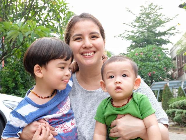 Ke Rumah Sakit Lakukan Vaksinasi Anak Tya Ariestya Pakai Face