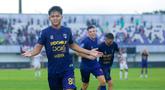 Pemain Persita Tangerang, Hokky Caraka, melakukan selebrasi setelah mencetak gol ke gawang Persik Kediri dalam laga lanjutan BRI Super League 2025/2026 di Stadion Indomilk Arena, Minggu (21/12/2025) sore WIB. (Bola.com/ M Iqbal Ichsan)