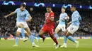 Pemain Bayern Munchen, Serge Gnabry (tengah) berusaha melewati sejumlah pemain Manchester City pada laga leg pertama perempat final Liga Champions 2022/2023 di Etihad Stadium, Manchester, Rabu (12/04/2023) WIB. Gnabry tidak memberi banyak kontribusi untuk Bayern. Ia gagal mencatatkan satu pun shots, dribel sukses, maupun umpan kunci sebelum digantikan Mane pada menit ke-80. (AP Photo/Dave Thompson)