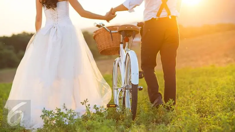 Demi Cinta, Pengantin Berjalan di Atas Kaca di Hari Pernikahan