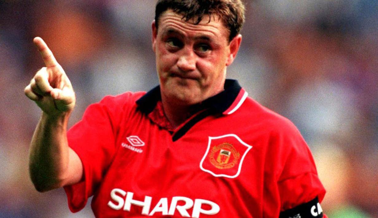 Steve Bruce dibeli MU dari Norwich dengan harga 825 ribu poundsterling. Meskipun berposisi sebagai bek tengah namun pada musim 90/91, Bruce berhasil mencetak 19 gol bagi MU. (Bola.com/Istimewa)