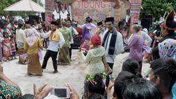 Peserta pertukaran pelajar Indonesia - Canada membawakan seni tradisional lenong dalam acara "Tidung Festival 2015" yang digelar di Pulau Tidung, Kepulauan Seribu, Jakarta, Sabtu (7/3/2015). (Liputan6.com/Andrian M Tunay)