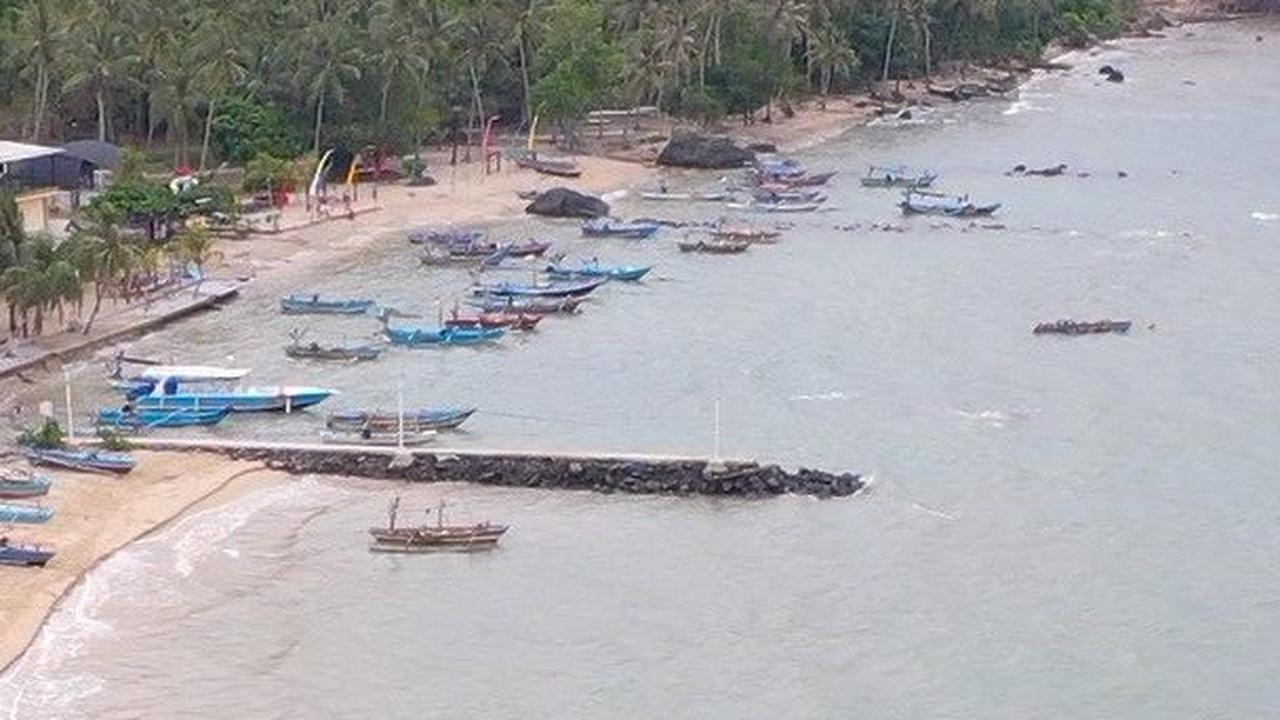 Pantai Minang Rua memang menjadi primadona para wisatawan bila hendak berkunjung di Desa Kelawi. Selain keramahan warga Desa Kelawi, sepanjang bibir pantai juga memiliki pasir putih yang dijaga penuh kebersihannya.<br>