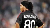 Ekspresi muram Ronaldinho seusai laga Lazio kontra AC Milan yang berakhir 1-1 di Stadio Olimpico, Roma, 22 September 2010. AFP PHOTO/VINCENZO PINTO 