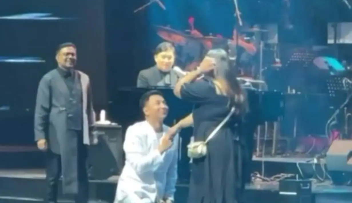 Mario Ginanjar juga tak mau kalah dari Hedi Yunus dan Carlo Saba. Ia seolah mengajak sang wanita bertunangan, Mario pun sampai jongkok di hadapannya. (Foto: Instagram/@hedi_yunus)