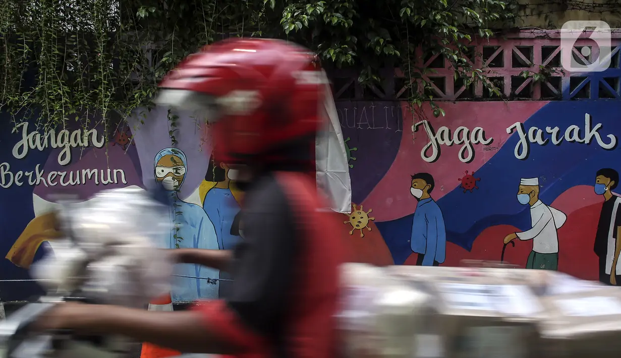 Mural yang berisi imbauan terkait COVID-19 terlihat di Menteng, Jakarta, Kamis (7/10/2021). Menteri Kesehatan Budi Gunadi mengatakan perihal pandemi menjadi endemi dengan menyebutkan empat  langkah yang dipersiapkan. (Liputan6.com/Johan Tallo)