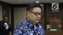 Terdakwa kasus suap hakim ad hoc PN Tipikor Medan, Hadi Setiawan usai menjalani sidang pembacaan putusan di Pengadilan Tipikor, Jakarta, Kamis (4/4). Hadi Setiawan divonis 4 tahun penjara dan denda Rp 200 juta subsider 3 bulan kurungan. (Liputan6.com/Helmi Fithriansyah)