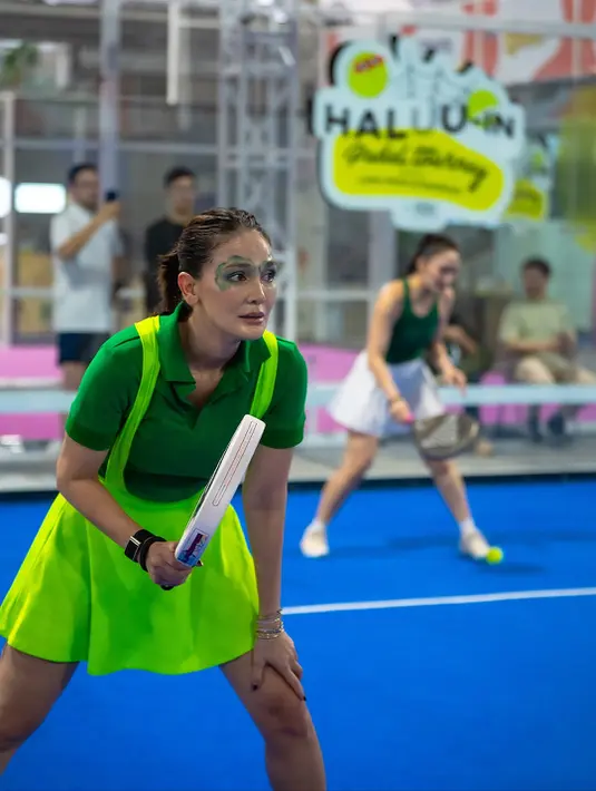 Meski tampil nyeleneh, namun Luna Maya bermain dengan serius saat berpasangan dengan Ayu Dewi [@lunamaya]