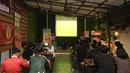 Kelompok suporter United Indonesia saat acara Roaring Night Liga Inggris Manchester United vs Arsenal di Giardino Cafe, Kota Tangerang, Minggu (11/05/2024). (Bola.com/M Iqbal Ichsan)
