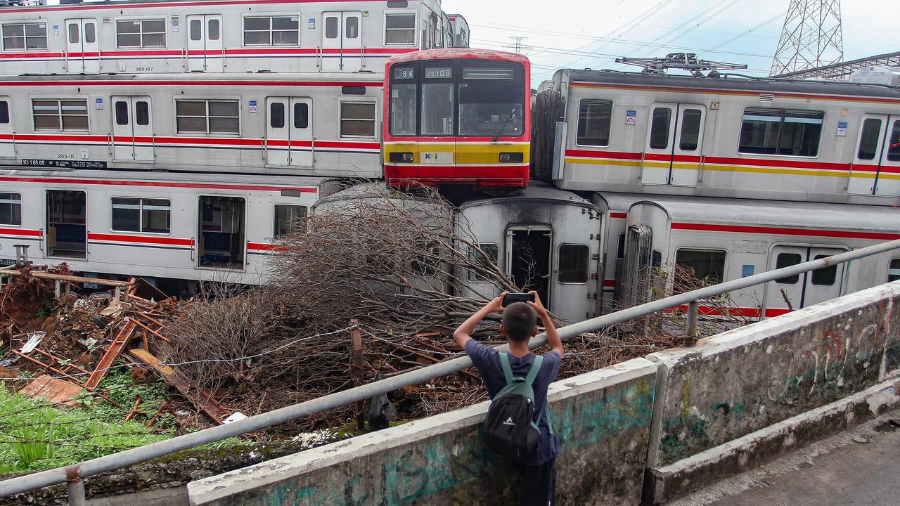 FOTO: Gerbong KRL Tak Terpakai Bertumpuk di Depok Picu Rasa Penasaran Warga