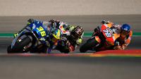 Alex Marquez berada di belakang Joan Mir dan Johann Zarco pada balapan MotoGP Teruel, Minggu (25/10/2020). (PIERRE-PHILIPPE MARCOU / AFP)
