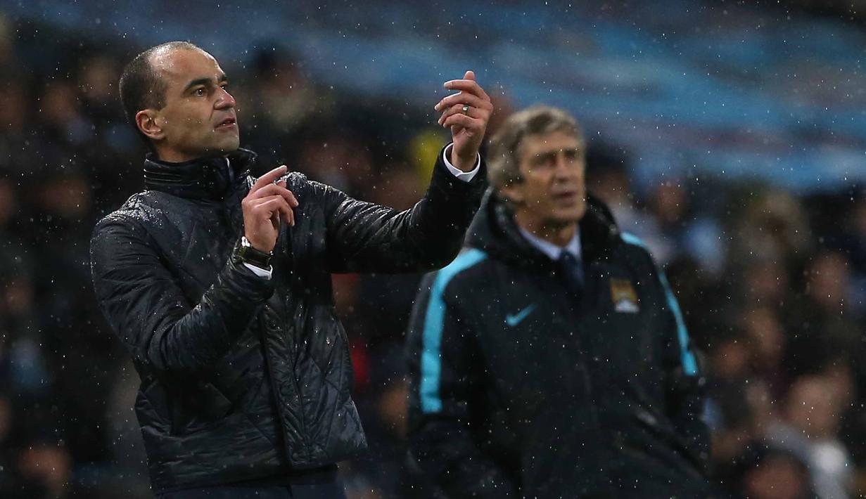 Pelatih Everton, Roberto Martinez memberikan instruksi kepada para pemainnya saat melawan  Manchester City pada lanjutan Liga Premier Inggris di Stadion Etihad, Manchester, Kamis (14/1/2016) dini hari WIB. (EPA Photo/Nigel Roddis)