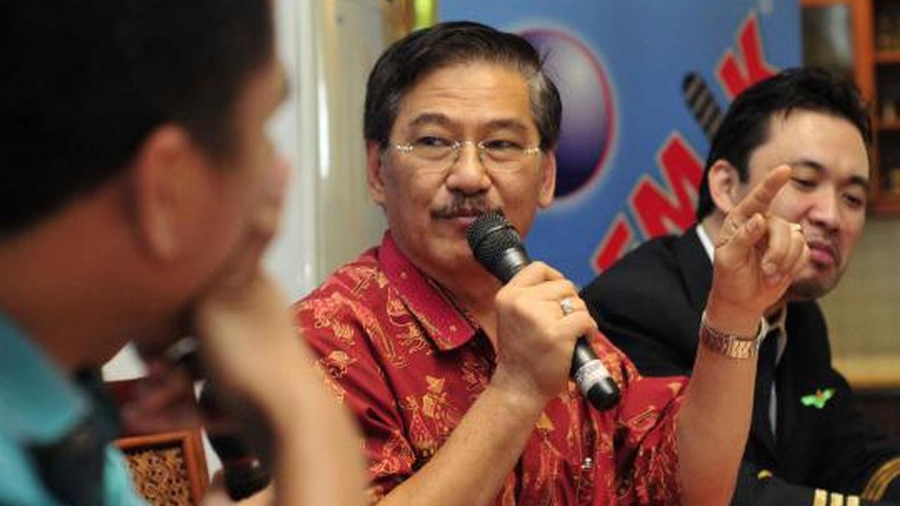 Pengamat penerbangan  Samudra Sukardi  kiri  dan Pilot  Jeffrey Andria 