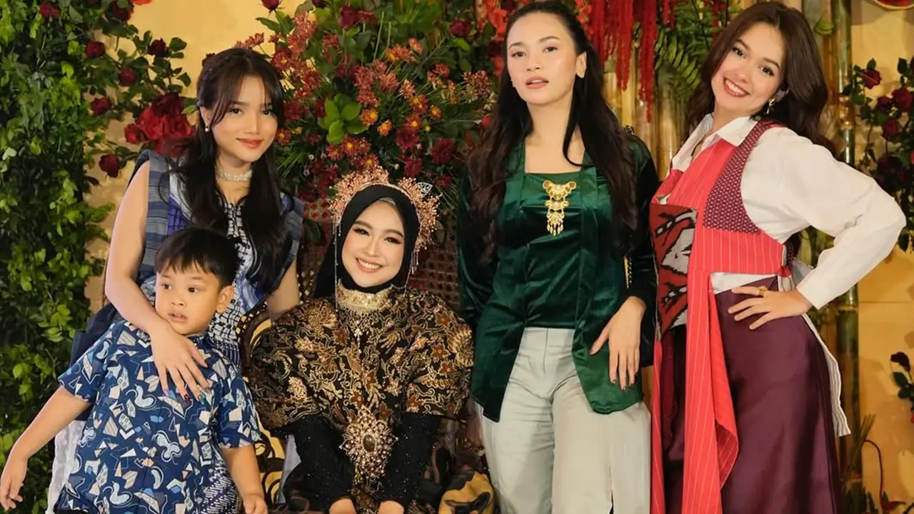 10 Potret Baju Pesta Artis Bertema Tradisional di Perayaan Ultah Ria Ricis dan Moana