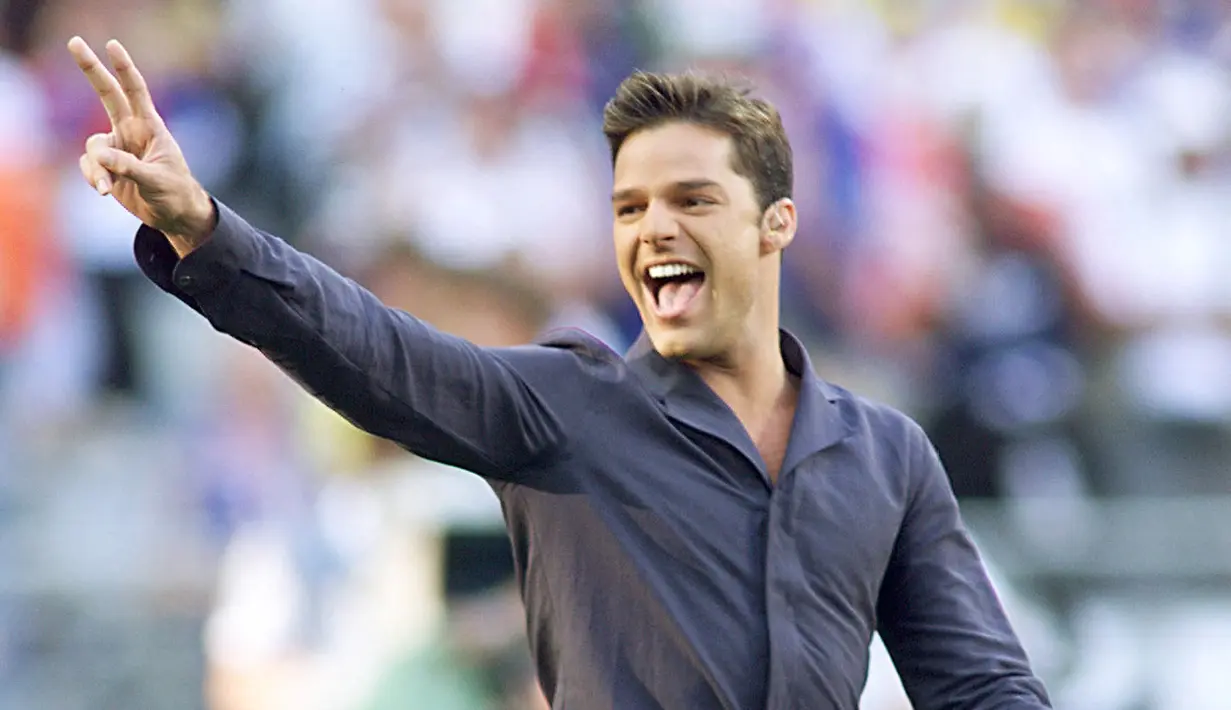 Ricky Martin berhasil menghipnotis para penggemar sepak bola di dunia saat membawakan lagu The Cup of Life (La Copa de La Vida). Lagu tersebut menjadi sangat terkenal setelah dilantunkan untuk Piala Dunia 1998. Lagu ini memang memiliki segalanya dan berhasil membuat Ricky Martin mendapatkan Grammy untuk kali pertama. (AFP/Gabriel Bouys)