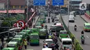 Sejumlah angkutan kota (angkot) berhenti di bahu jalan, Bogor, Jawa Barat, Selasa (28/1/2020). Masih banyaknya angkot yang menaikkan dan menurunkan penumpang tidak pada tempatnya mengakibatkan lalu lintas semrawut. (merdeka.com/Magang/Muhammad Fayyadh)