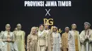 Dyah Roro mengenakan outerwear panjang berpotongan asimetris. Outer tersebut hadir dengan detail motif wastra khas Jawa Timur dalam palet warna lembut yang elegan. [@dyahroroestiwp].