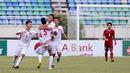 Para pemain Vietnam merayakan kemenangan atas Timnas Indonesia U-19 pada laga AFF U-18  di Stadion Thuwunna, Yangon, Senin (11/9/2017). Indonesia kalah 0-3 dari Vietnam. (Liputan6.com/Yoppy Renato)