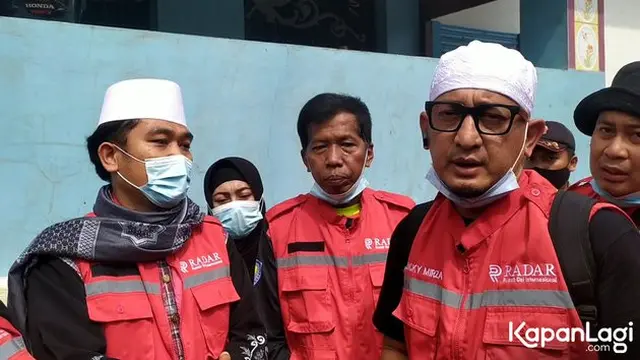 Ajak Istri Baru, Ini 7 Potret Kiwil Beri Bantuan ke Korban Banjir Malang dan Batu