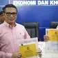 Direktur Tipideksus Brigjen Agung Setya (kiri) menunjukan barang bukti saat rilis pelaku pembobol 7 Bank dengan total kerugian sekitar Rp 1 triliun di Bareskrim Polri, Jakarta, Kamis (9/3). (Liputan6.com/Faizal Fanani)