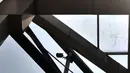 Pekerja menyelesaikan renovasi bagian atap di Terminal Manggarai, Jakarta, Selasa (4/9). Dinas Perhubungan DKI mulai merenovasi sarana dan prasarana di Terminal Manggarai setelah berbulan-bulan rusak dan terbengkalai. (Merdeka.com/Iqbal S Nugroho)