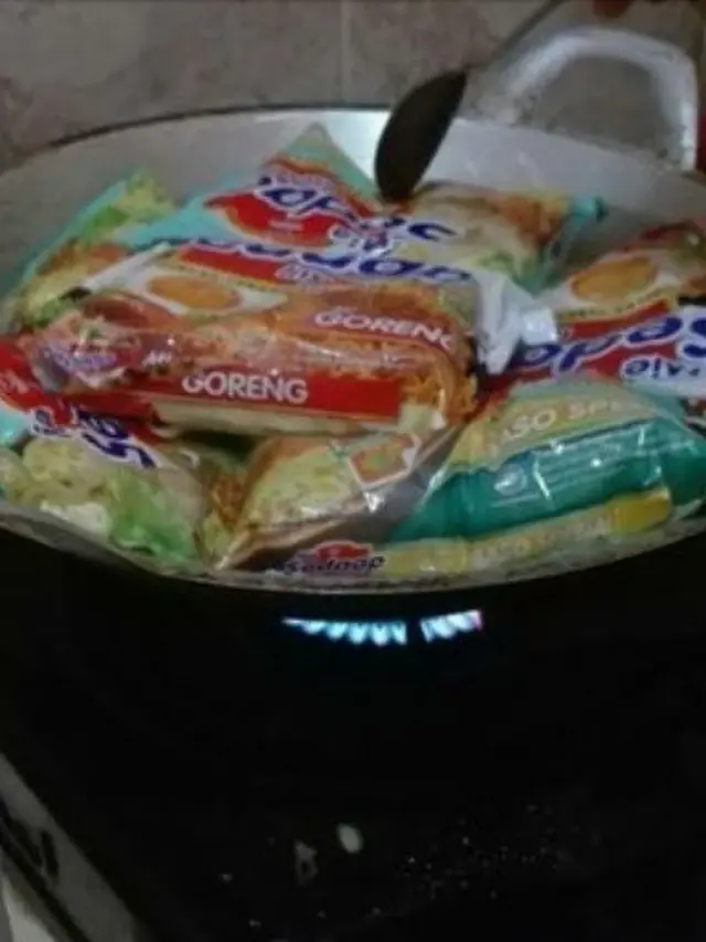 cara nyeleneh masak mi instan