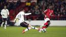 Gelandang Manchester United, Antony menembak bola saat bertanding melawan Nottingham Forest pada semifinal leg pertama Piala Liga Inggris, Kamis (26/1/2023). Manchester United menang telak atas Nottingham Forest dengan skor 3-0. (Tim Goode/PA via AP)