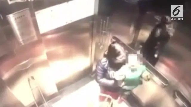 Seorang baby sitter tega memukuli anak asuhnya sendiri di dalam lift.