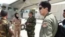 Niloofar Rahmani terlihat berbincang dengan rekan-rekan di pangkalan Angkatan Udara Afghanistan di Kabul. Rahmani mengubah stereotip gender kuno tentang pilot seluruhnya laki-laki. Foto diambil pada 26 April 2015. (AFP PHOTO/SHAH Marai)
