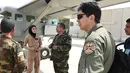 Niloofar Rahmani terlihat berbincang dengan rekan-rekan di pangkalan Angkatan Udara Afghanistan di Kabul. Rahmani mengubah stereotip gender kuno tentang pilot seluruhnya laki-laki. Foto diambil pada 26 April 2015. (AFP PHOTO/SHAH Marai)