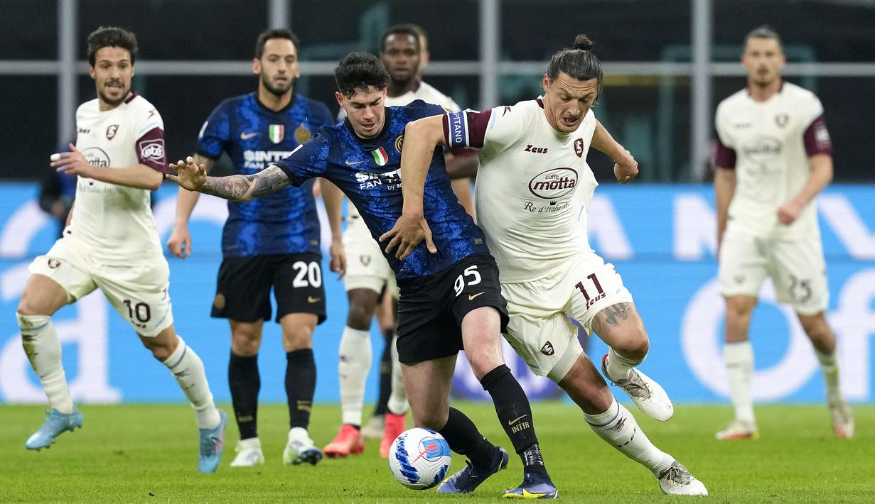 Awalnya, tim tamu berhasil tampil menekan dan mendominasi permainan. Namun, Inter Milan akhirnya berhasil mengontrol tempo permainan saat laga memasuki menit ke-10. (AP/Antonio Calanni)