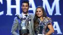 Superstar Real Madrid Cristiano Ronaldo bersama Lieke Martens dari Belanda meraih Pemain Terbaik UEFA 2016/17 di Grimaldi Forum, Monaco (24/8). (AP Photo/Claude Paris)