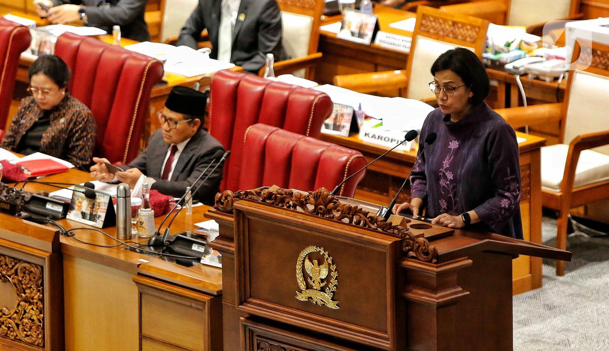 Menteri Keuangan Sri Mulyani menyampaikan laporan pemerintah saat rapat paripurna DPR ke-4 masa persidangan I tahun 2022-2023 di kompleks Parlemen, Senayan, Jakarta, Selasa (6/9/2022). Rapat paripurna tersebut beragendakan pengambilan keputusan atas RUU tentang Pertanggungjawaban atas Pelaksanaan APBN TA 2021. (Liputan6.com/Angga Yuniar)