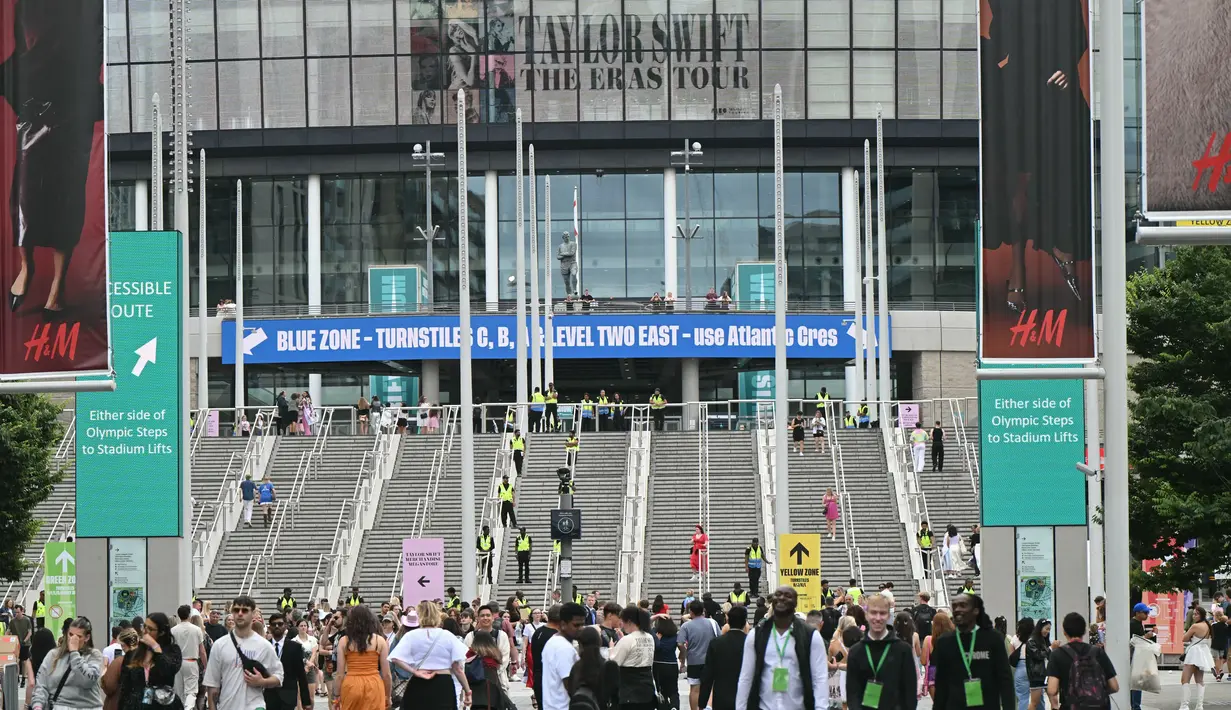 <p>Para penggemar Swift harus melalui metal detector untuk bisa masuk stadion itu dan hanya diperbolehkan membawa satu tas kecil. (JUSTIN TALLIS / AFP)</p>