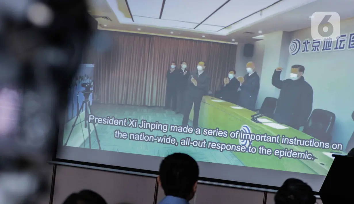Layar memperlihatkan Presiden Xi Jinping memberi arahan mengenai wabah virus Corona COVID-19 saat media briefing Duta Besar China untuk ASEAN, Deng Xijun di Jakarta, Jumat (21/2/2020). Deng Xijun berharap ASEAN saling bekerja sama untuk menangani virus corona COVID-19. (Liputan6.com/Faizal Fanani)