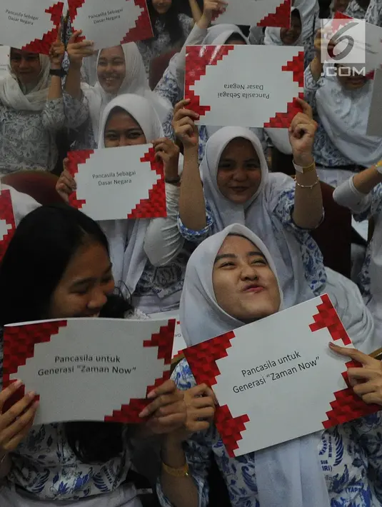 Keceriaan pelajar SMA saat pelatihan 1000 juru bicara Pancasila di Aula Universitas Terbuka, Pondok Cabe, Tangsel, Kamis (16/8). Aksi ini diikuti lebih dari 2000 ribu murid SMA dari wilayah Jakarta, Tangsel dan Depok. (Merdeka.com/Arie Basuki)