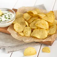 Ilustrasi keripik kentang./Copyright shutterstock.com/g/Olga+Dubravina