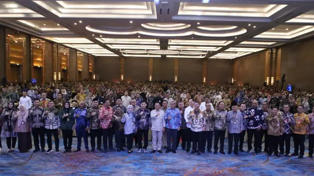 Mendagri Serahkan Sejumlah Penghargaan