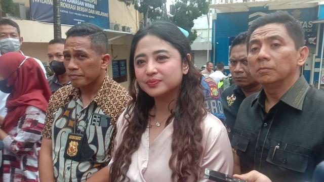 Dewi Perssik laporkan haters ke Polres Depok (Liputan6.com/ M. Altaf Jauhar)