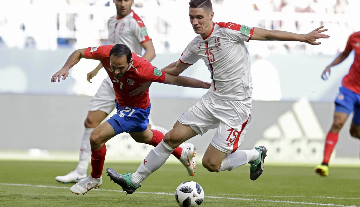 Aksi pemain Kosta Rika, Marcos Urena (kiri) saat berebut bola dengan pemain Serbia, Nikola Milenkovic pada laga grup E Piala Dunia 2018 di Samara Arena, Samara, Rusia, (17/6/2018). Serbia menang 1-0.  (AP/Natacha Pisarenko)