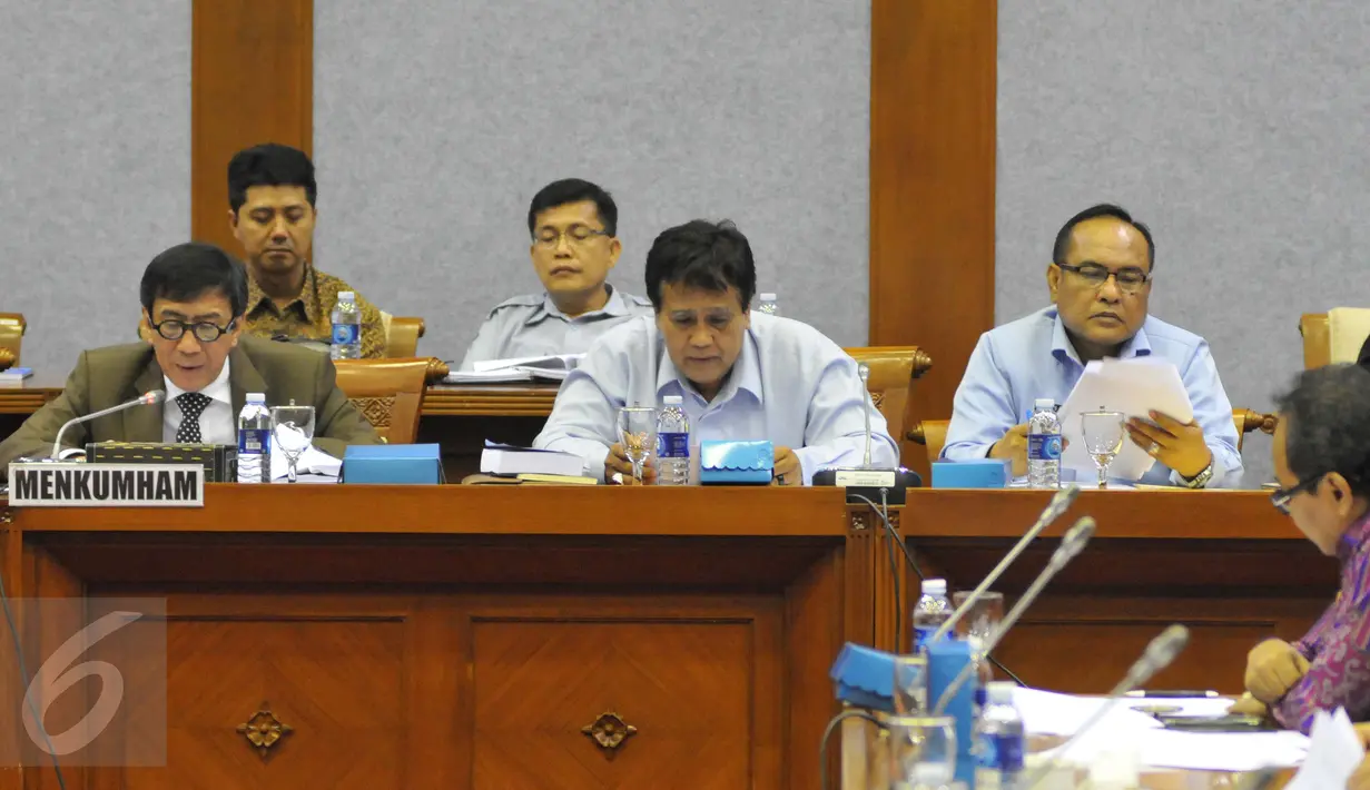 Menkumham Yasonna Laoly (kiri) ketika mengikuti rapat dengan Badan Legislasi (Baleg) DPR di Kompleks Parlemen, Senayan, Jakarta, Selasa (16/06/2015). Dalam rapat tersebut membahas RUU tambahan di Prolegnas 2014-2019. (Liputan6.com/Andrian M Tunay)